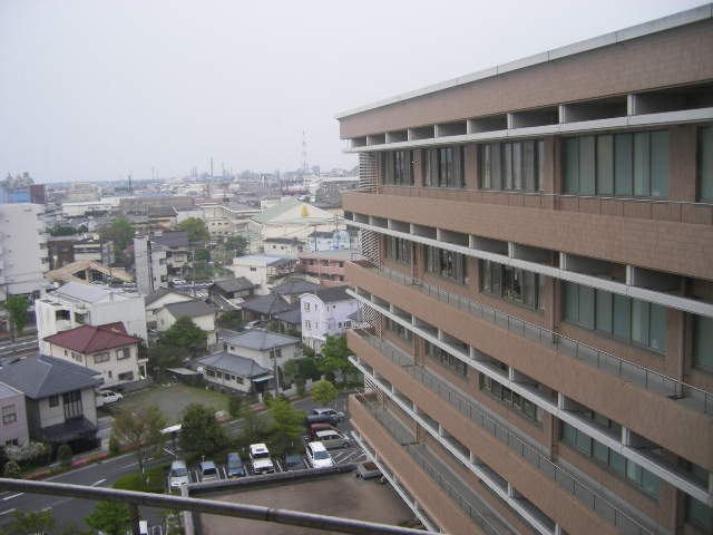 towards-jusco-miyazaki-ken-byouin-hospital--by-howard-ahner-in-nobeoka-april-27-09.jpg